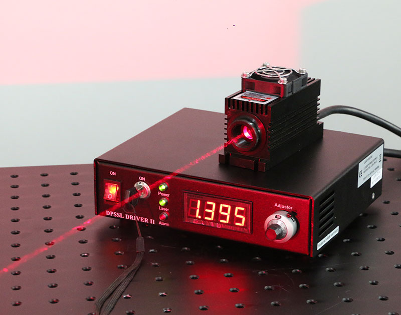 689nm 赤色半導体レーザー 1W 高出力レーザービーム